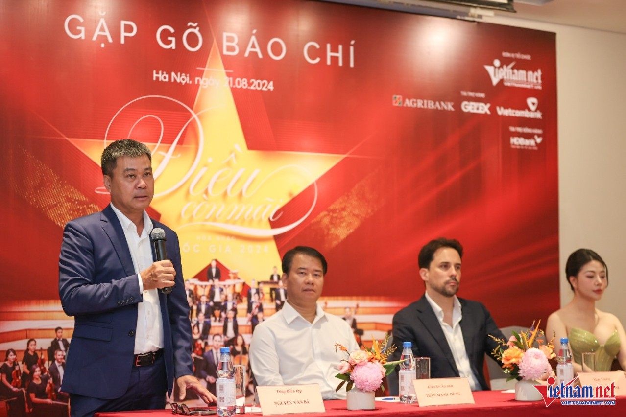 Từ trái qua phải: Tổng Biên tập báo VietNamNet Nguyễn Văn Bá, nhạc sĩ Trần Mạnh Hùng, nhạc trưởng Olivier Ochanine, ca sĩ Nguyễn Bảo Yến. Ảnh: Vietnamnet