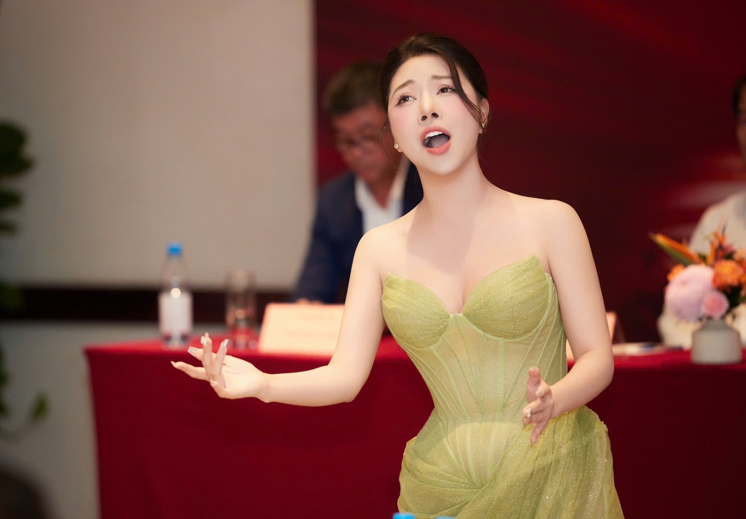 Quán quân Sao Mai 2015 Nguyễn Bảo Yên lần đầu tham gia trình diễn trong Hoà nhạc Điều Còn Mãi. Ảnh: Thắng Phạm/ Vietnamnet