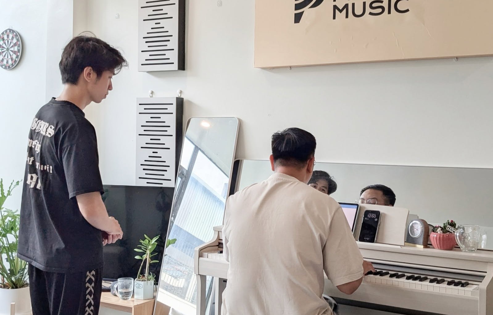 Thí sinh luyện thi thanh nhạc tại Trung tâm thanh nhạc Pageno Music